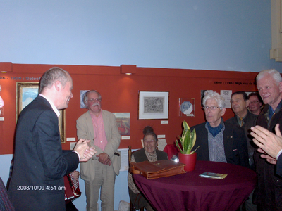 878114 Afbeelding van wethouder Cees van Eijk (links) na zijn openingstoespraak bij de tentoonstelling 'Vodduh', in het ...